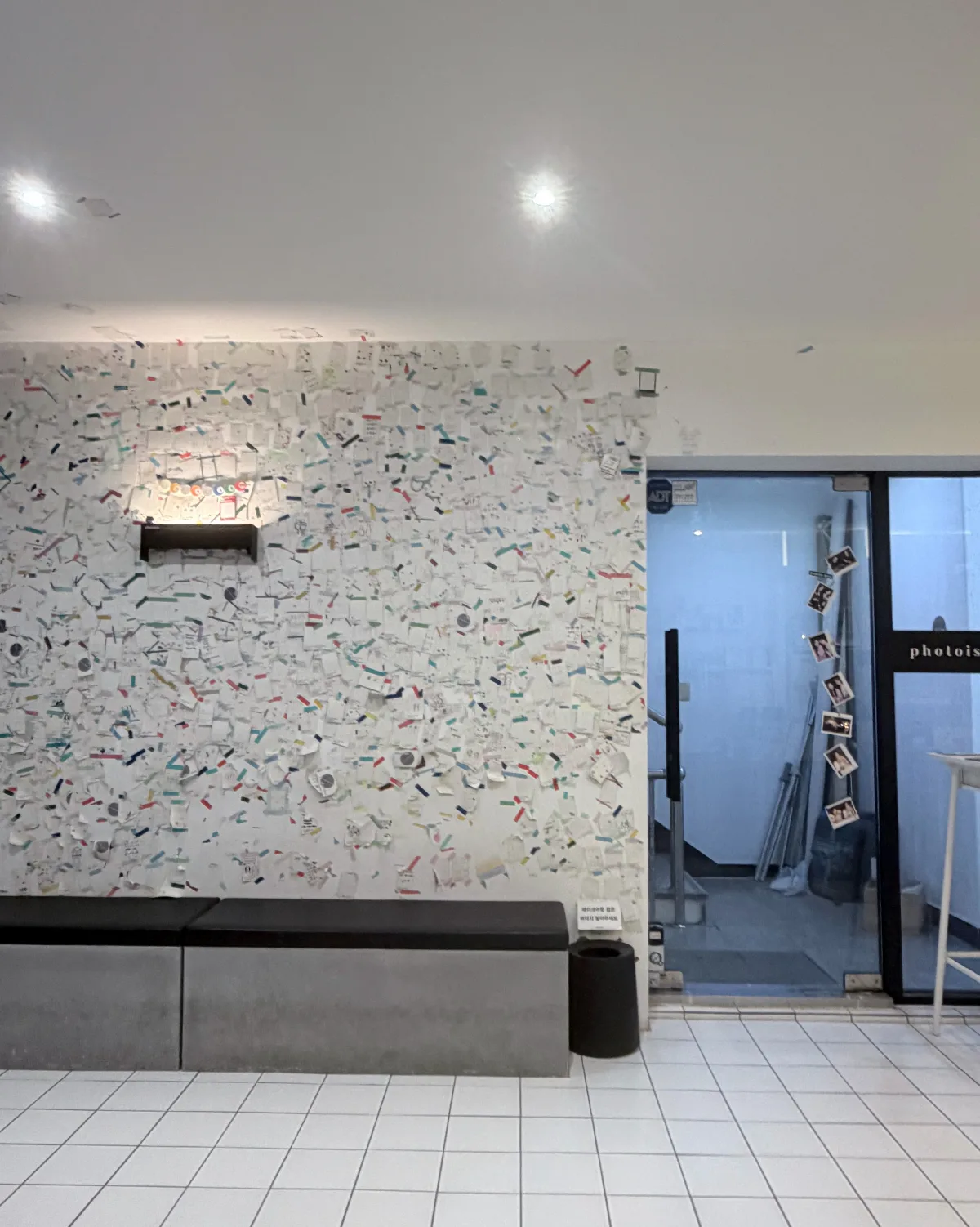 photoism studio 建大店 — メモで埋まった壁と長いベンチ