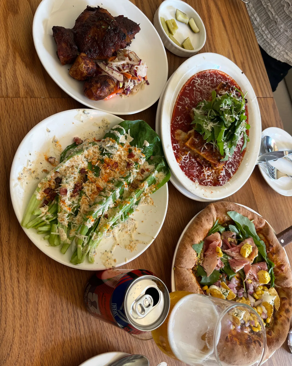 PICKLES — ピザやサラダが並ぶ食卓