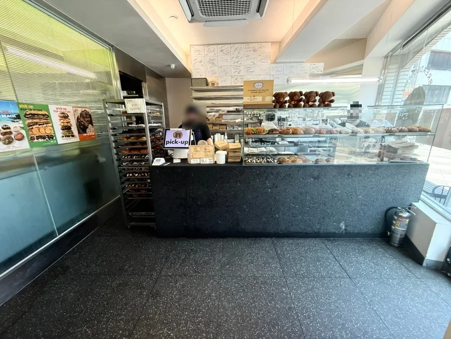 pick-up 本店 — パンが並ぶ店内のカウンター