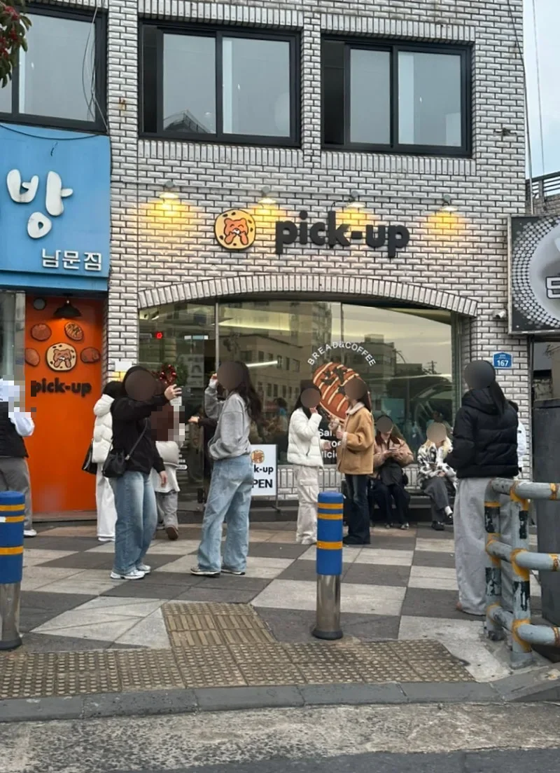 店先で待つ人たち