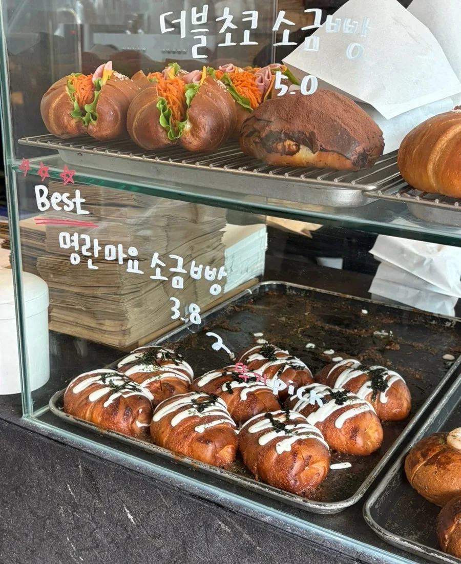 「Best」の札が付いた明太子マヨ塩パンの棚