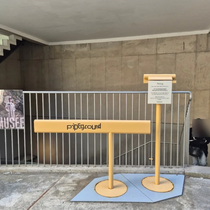入口の店名サインと待機スペース