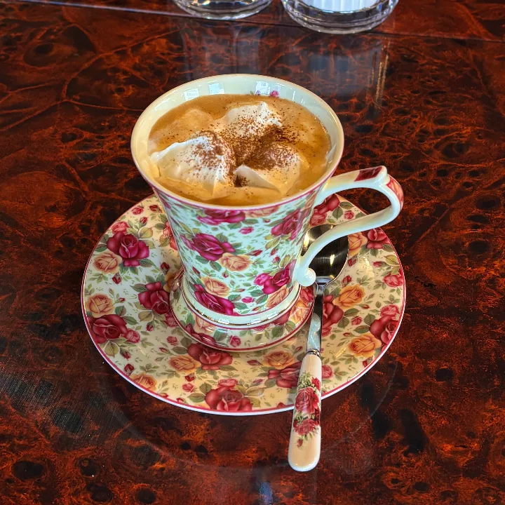 PIRULTZ COFFEEHOUSE 市庁店 — 花柄のカップに入ったウィンナーコーヒー