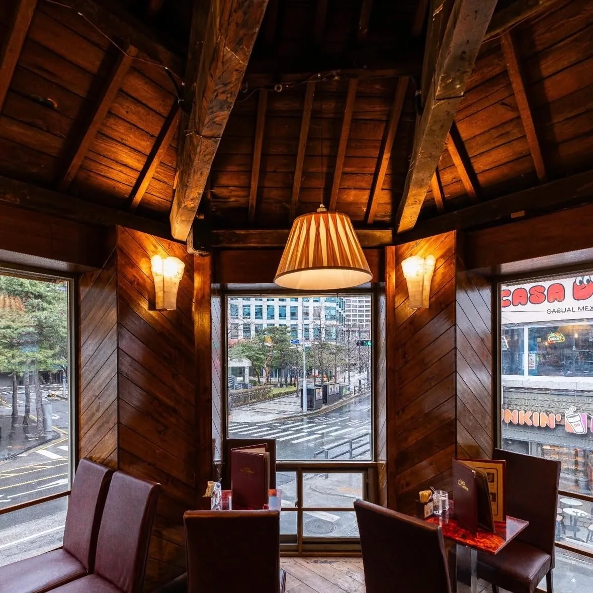 PIRULTZ COFFEEHOUSE 市庁店 — 街路を見渡す窓辺の席