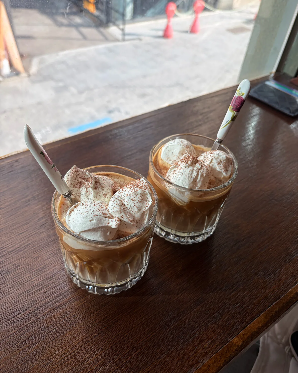 窓辺に並ぶクリームコーヒー