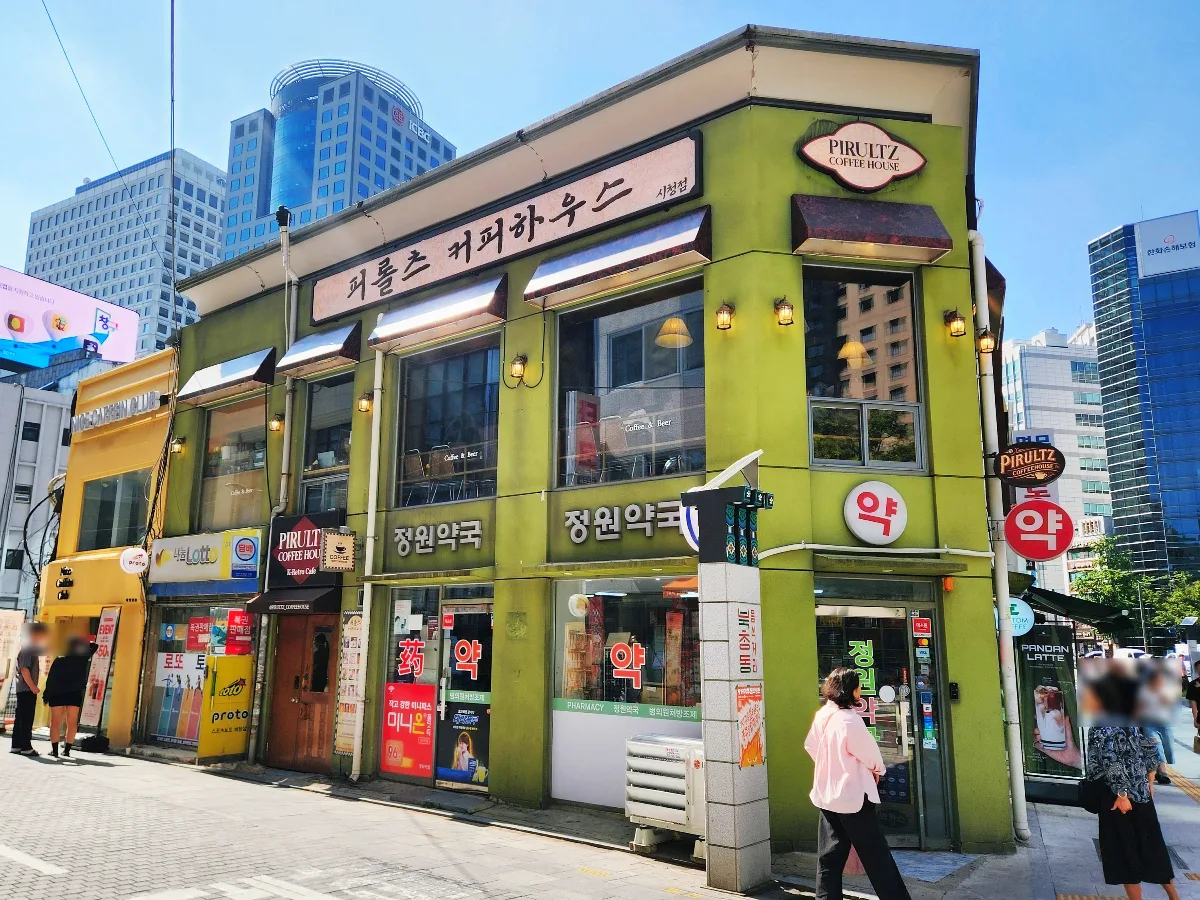 PIRULTZ COFFEEHOUSE 市庁店 — 黄緑の壁とコーヒーハウスの看板