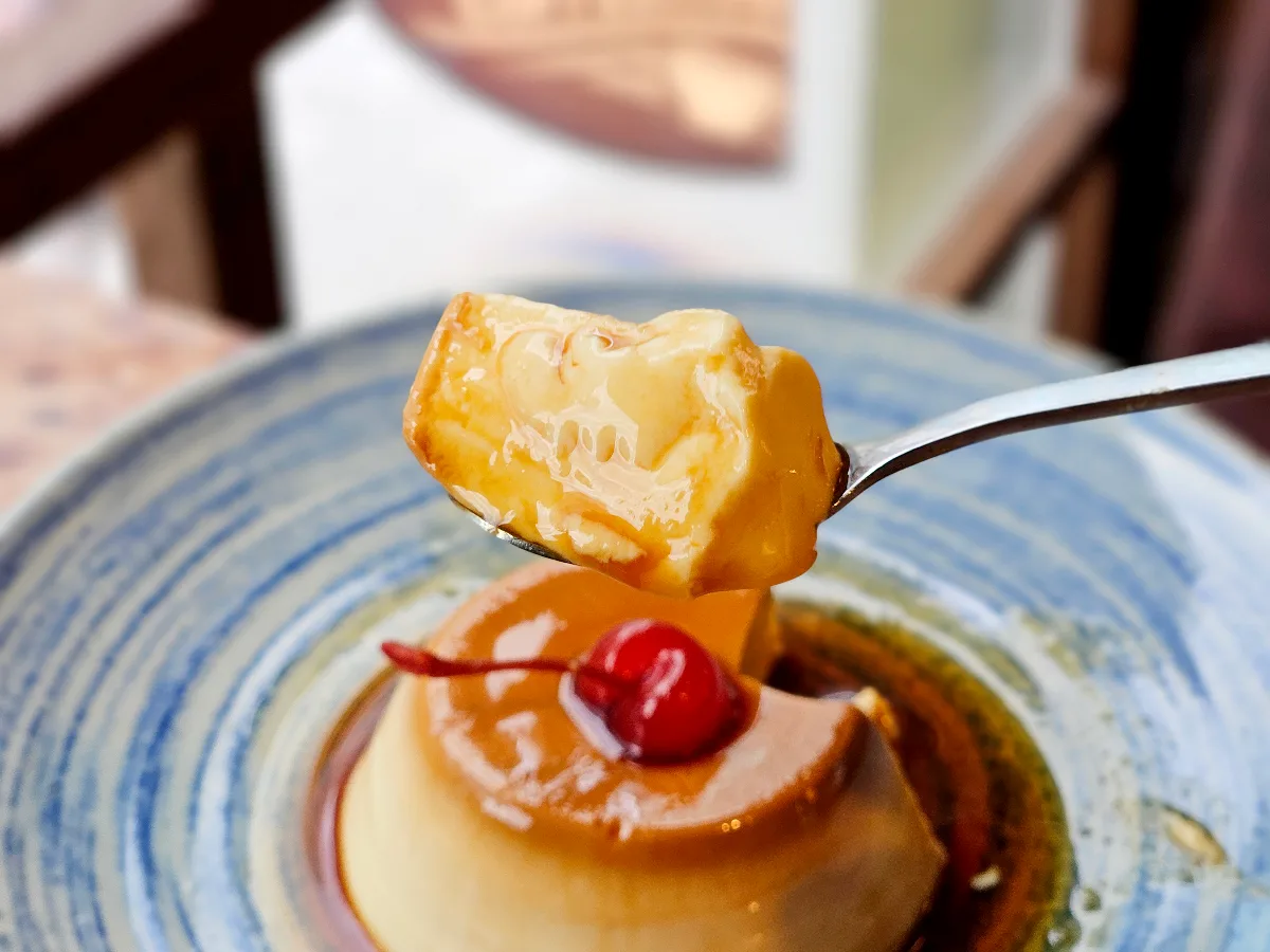 スプーンですくったプリン