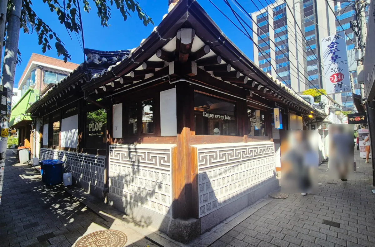 PLOP 安国店 — 瓦屋根の角に建つPLOP