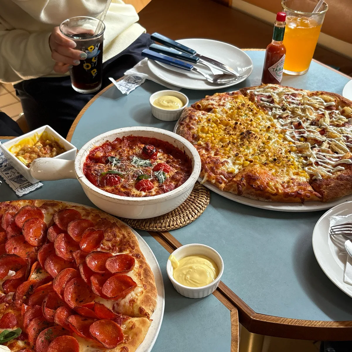 PLOP 安国店 — ピザとオーブン料理が並ぶ食卓
