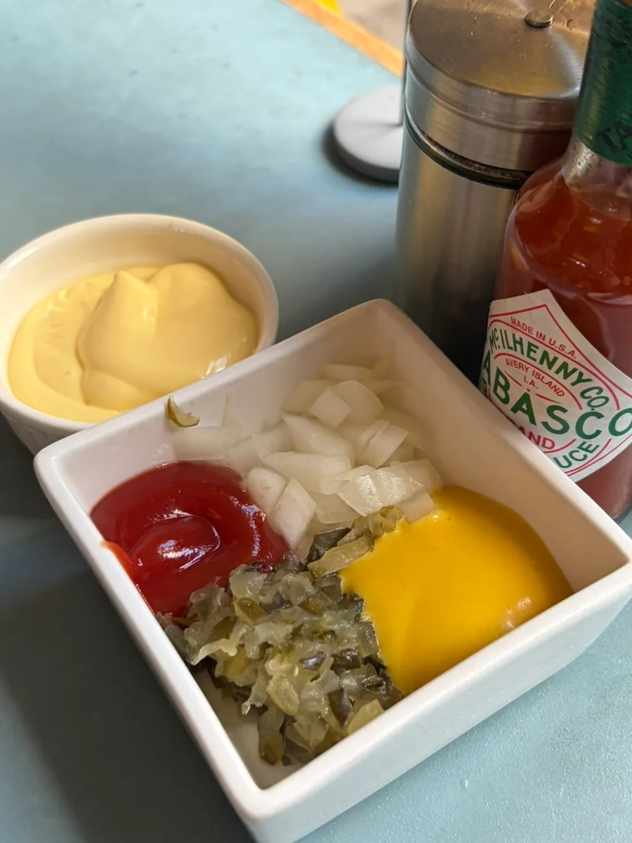 玉ねぎとピクルスの添え物