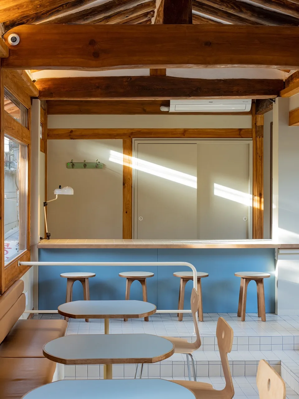 PLOP 安国店 — 木の梁と水色のカウンター