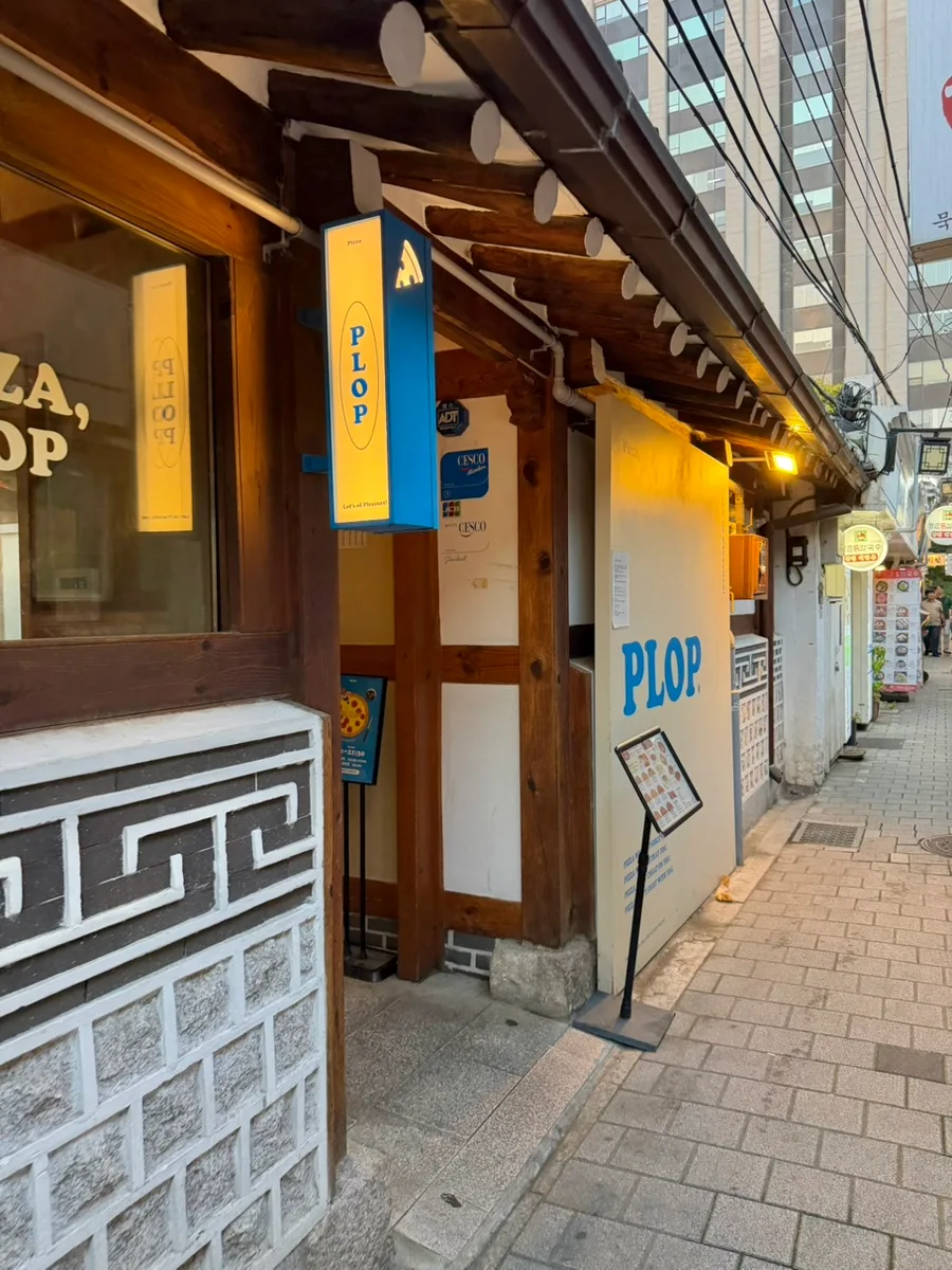 PLOP 安国店 — 韓屋の入口に掛かるPLOPの看板