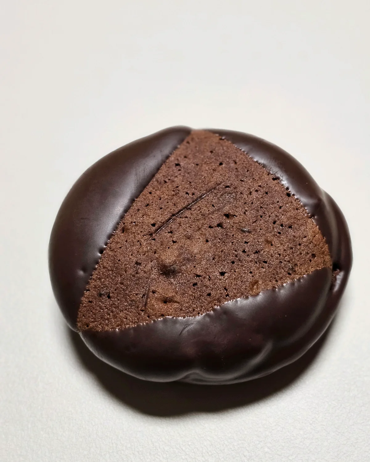 縁をチョコで覆った丸いチョコパイ