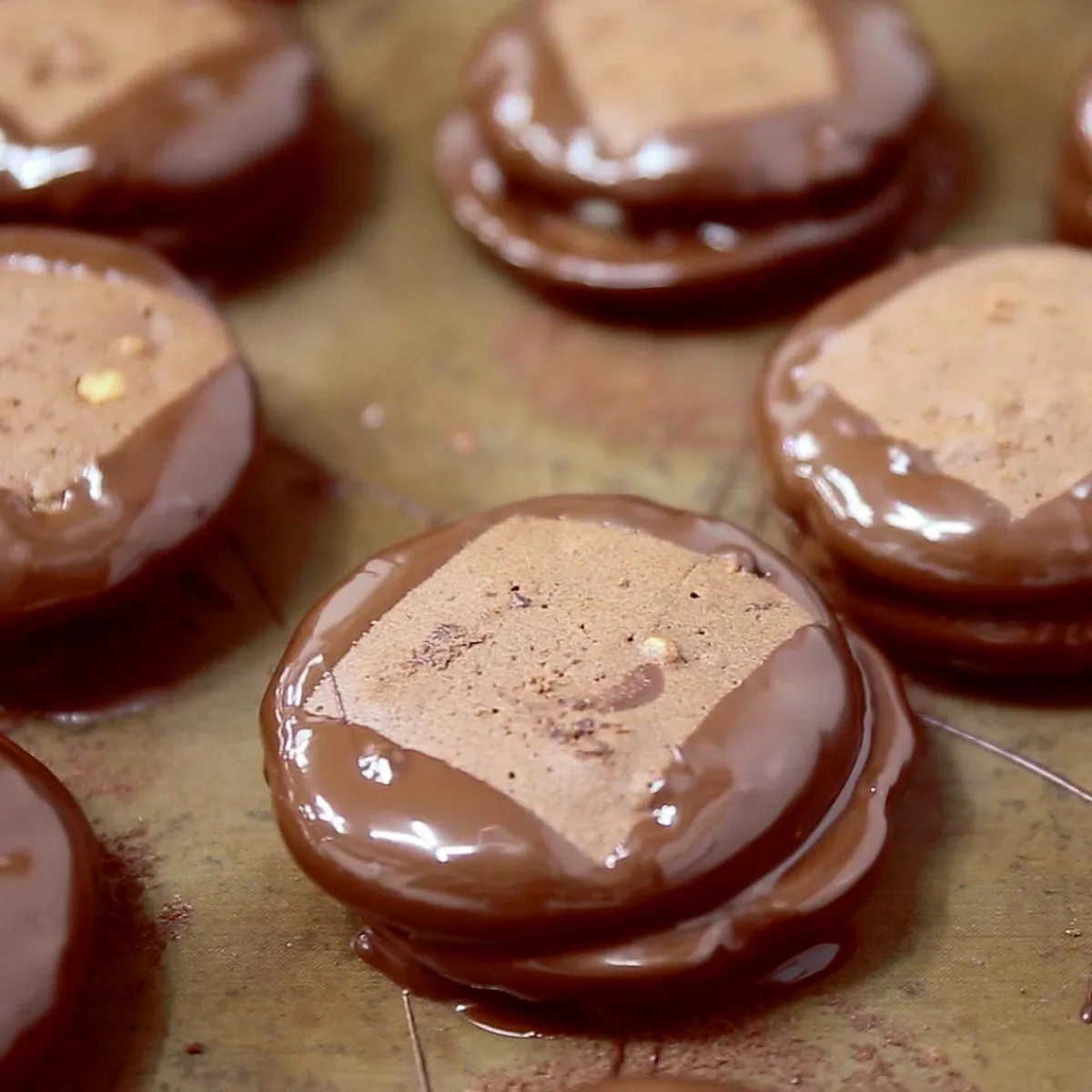 チョコをまとったチョコパイが並ぶ