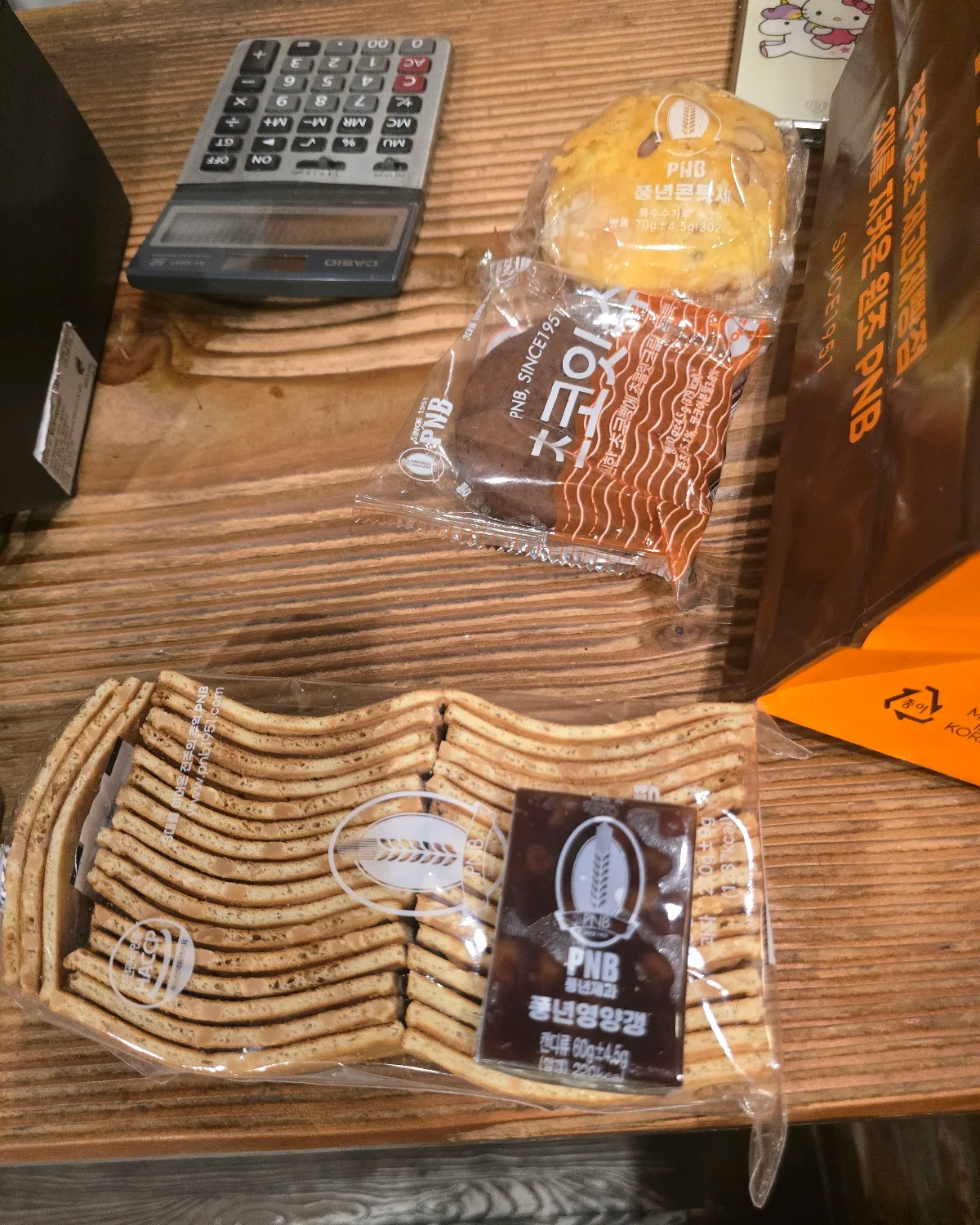 袋入りのせんべいと焼き菓子