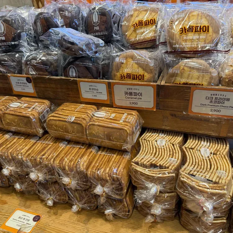 PNB豊年製菓 韓屋村1号店 — 袋詰めのせんべいとチョコパイ