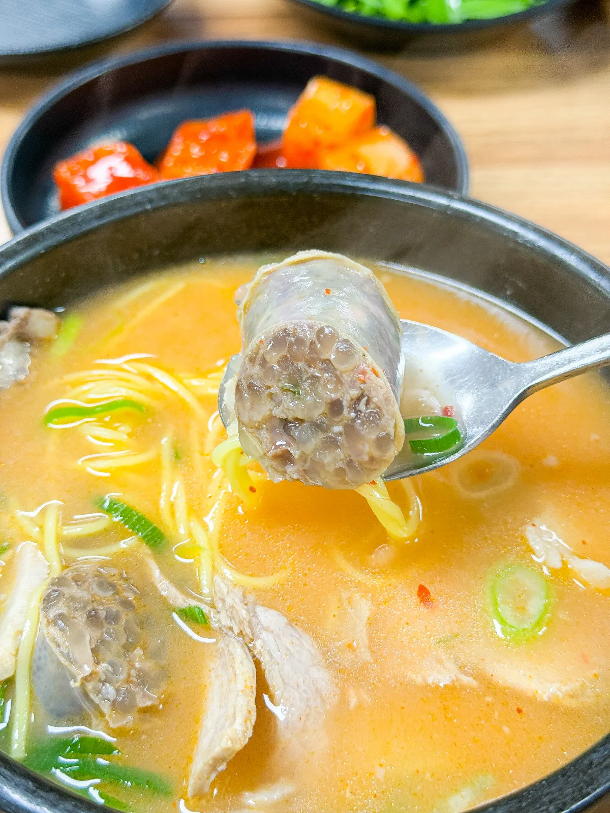 スンデと豚肉、麺入りのクッパ