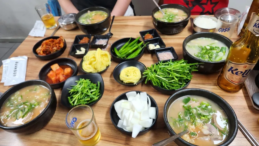ポハンテジクッパ — クッパとニラが並ぶ食卓