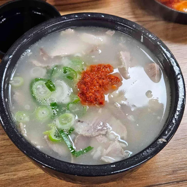 豚肉とねぎ、赤い薬味のスープ