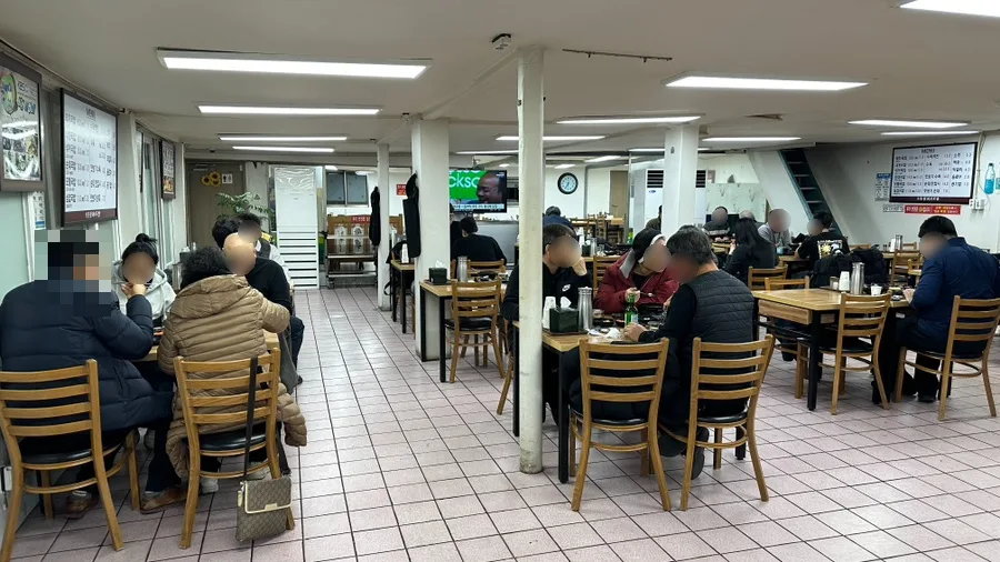 食事客とテーブルが並ぶ店内