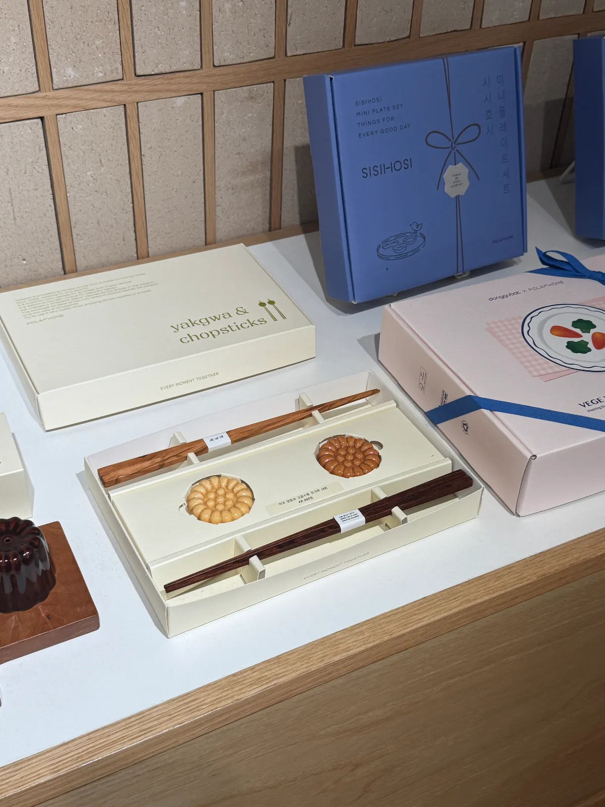 薬菓型の箸置きと木製箸のセット