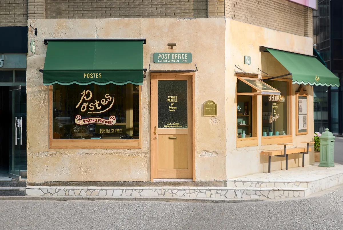 POSTES 聖水店 — 緑のひさしと郵便局風の店構え