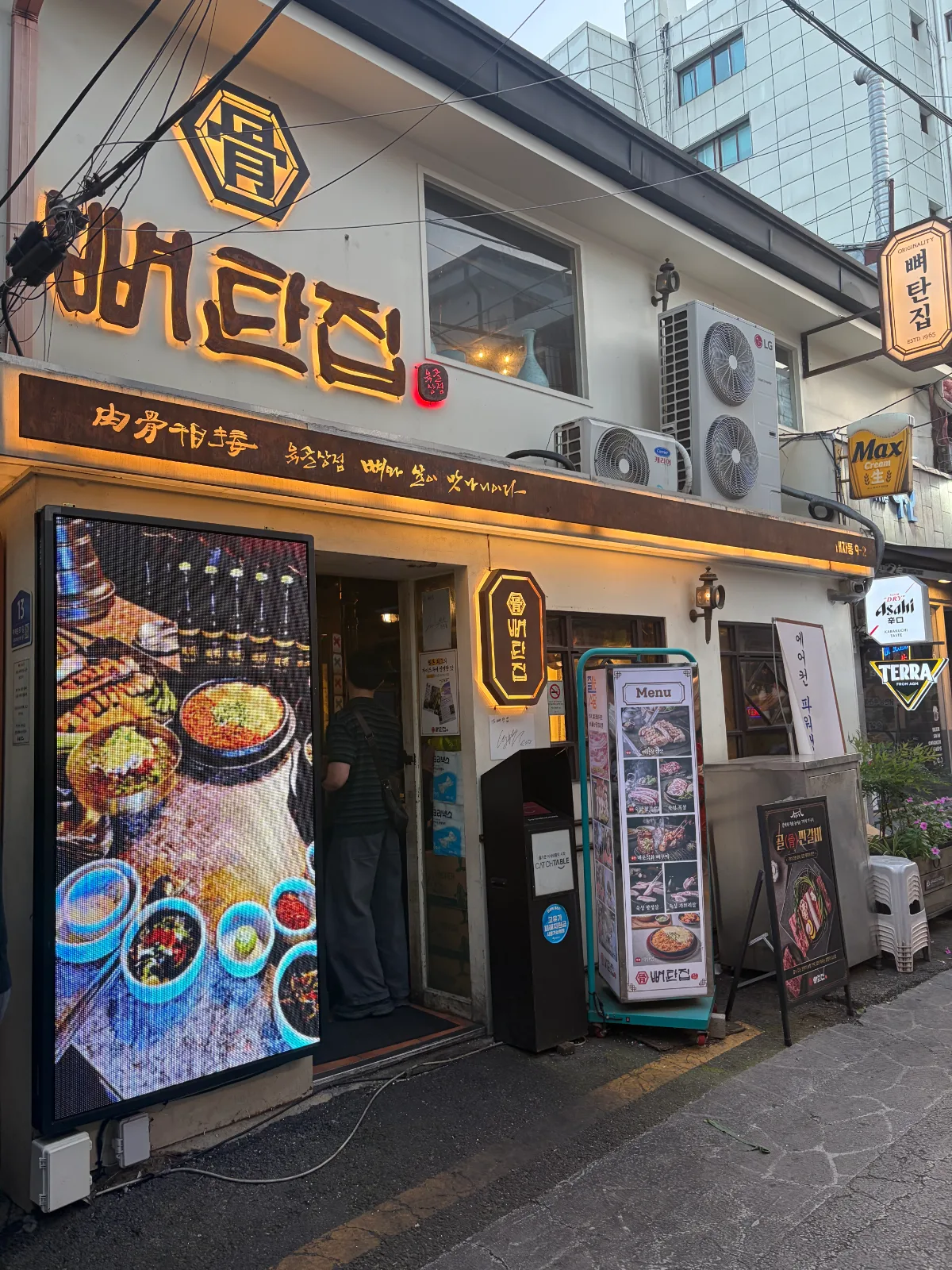 ピョタンチプ 本店 — 光る店名看板と店先