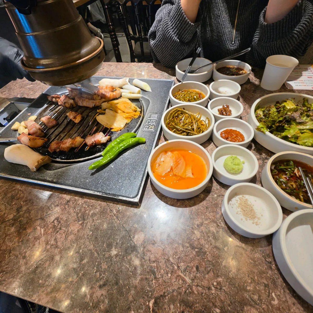 ピョタンチプ 本店 — 焼肉と小皿料理が並ぶ食卓