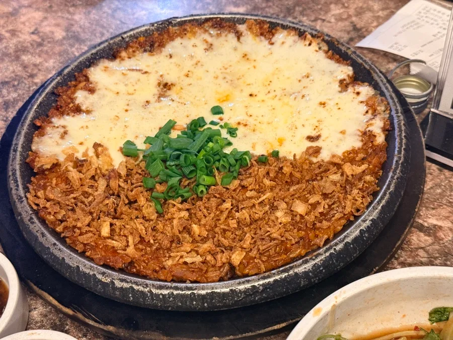 チーズをのせた鉄板ご飯