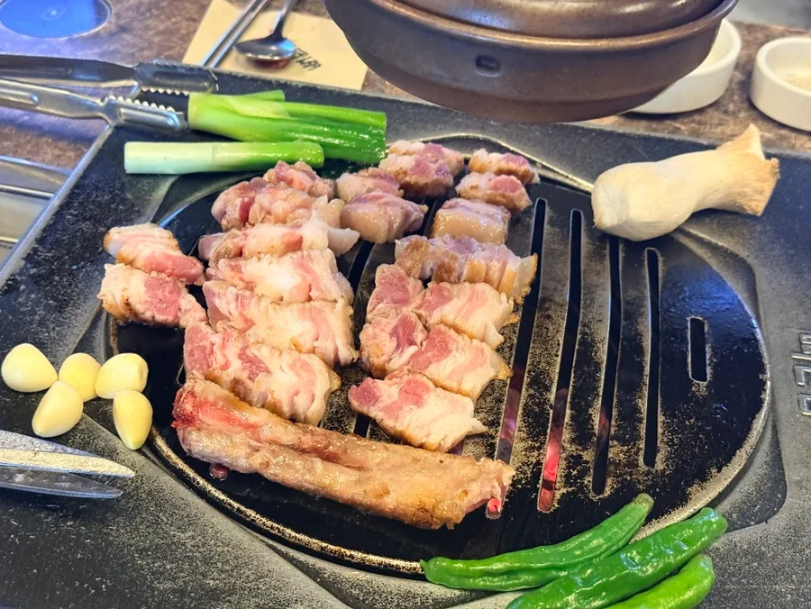 切り分けられた骨付きサムギョプサル