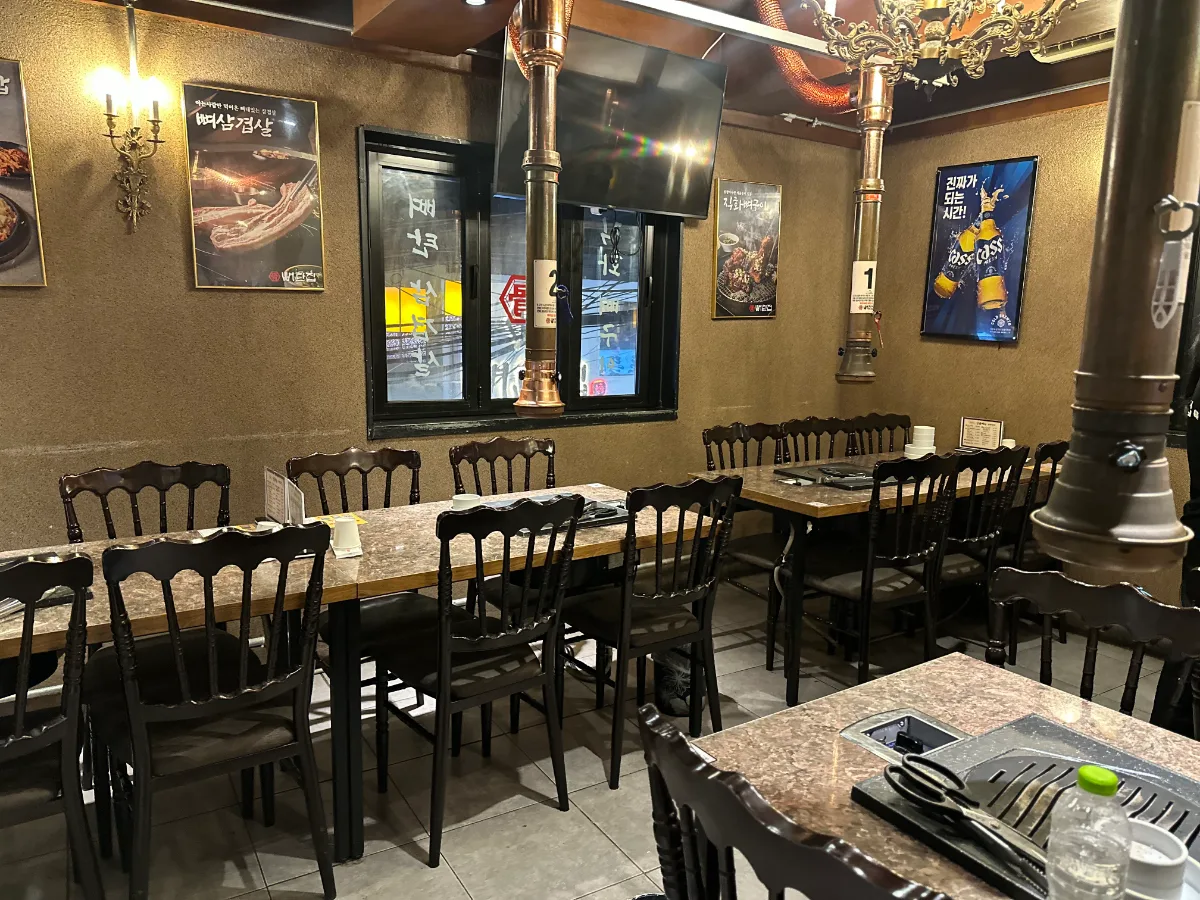 ピョタンチプ 本店 — 焼き台付きのテーブルが並ぶ店内