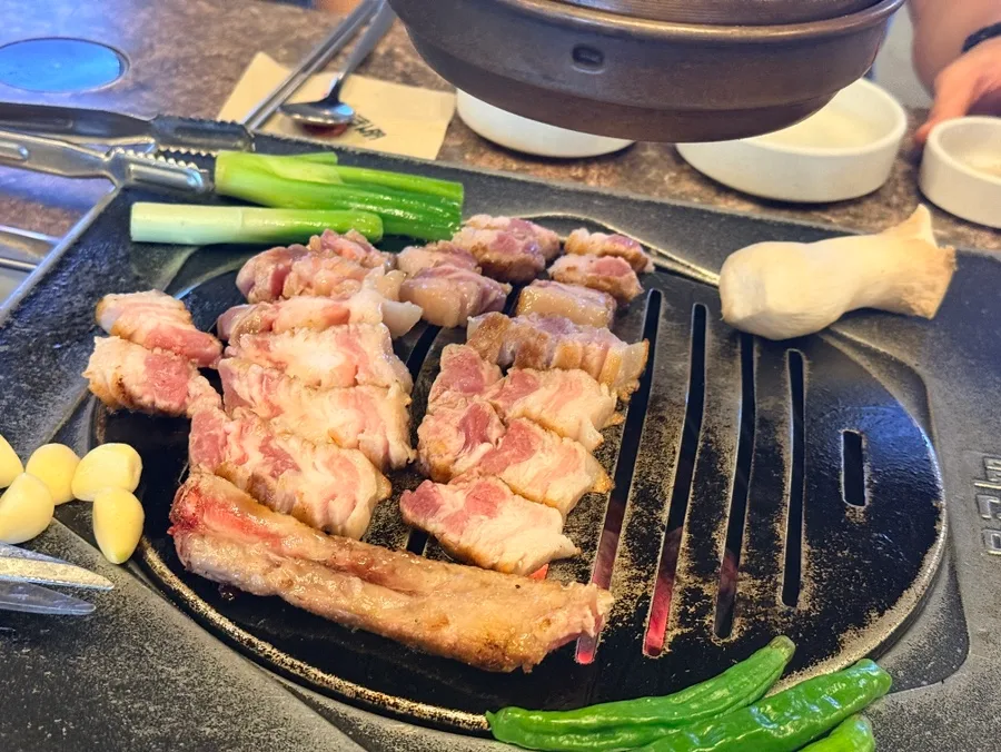 鉄板で焼く骨付き豚肉
