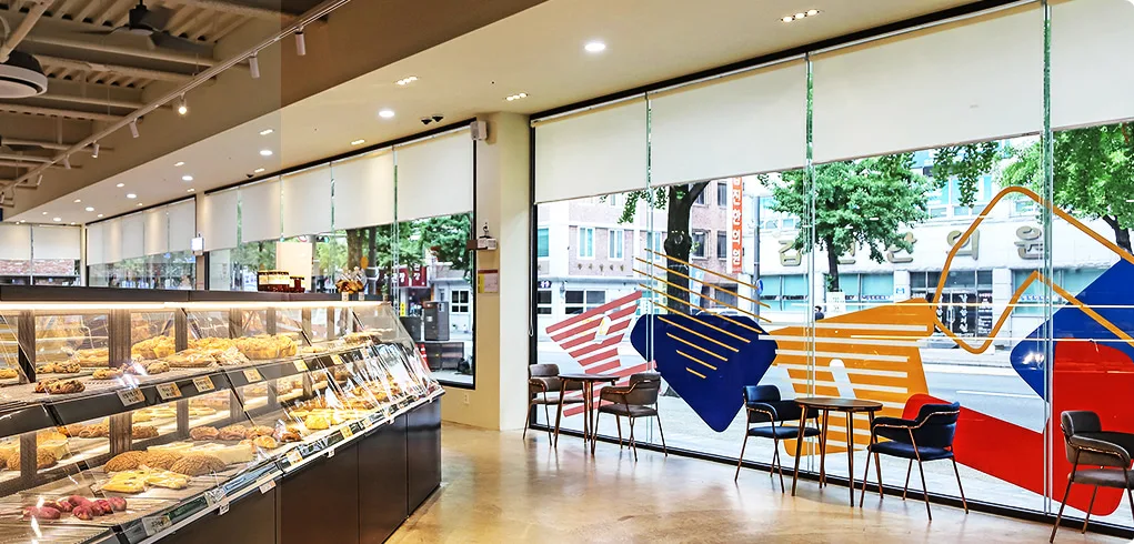 豊年製菓 本店 — パンが並ぶ明るい店内