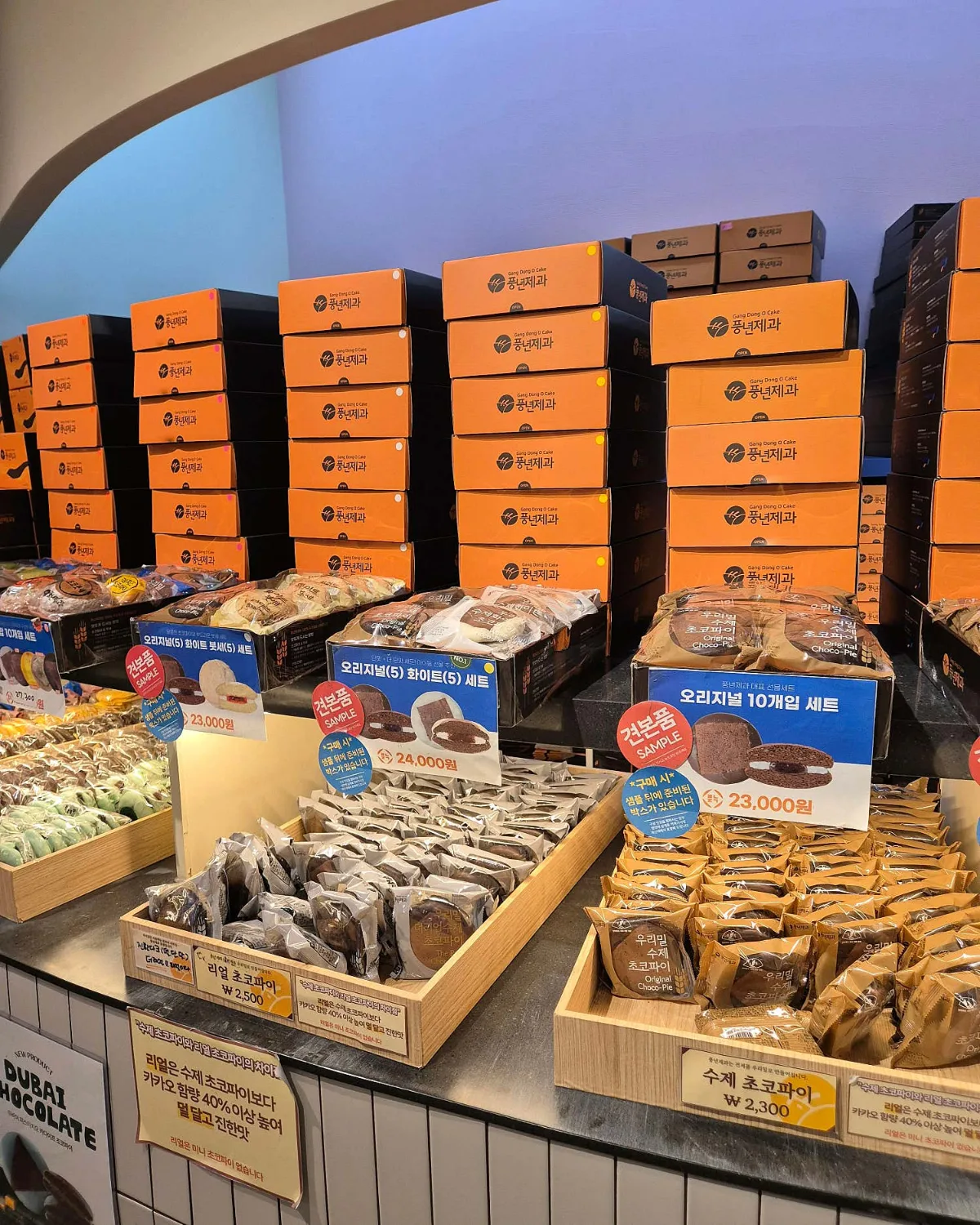 オレンジ色の箱が積まれたチョコパイの売り場