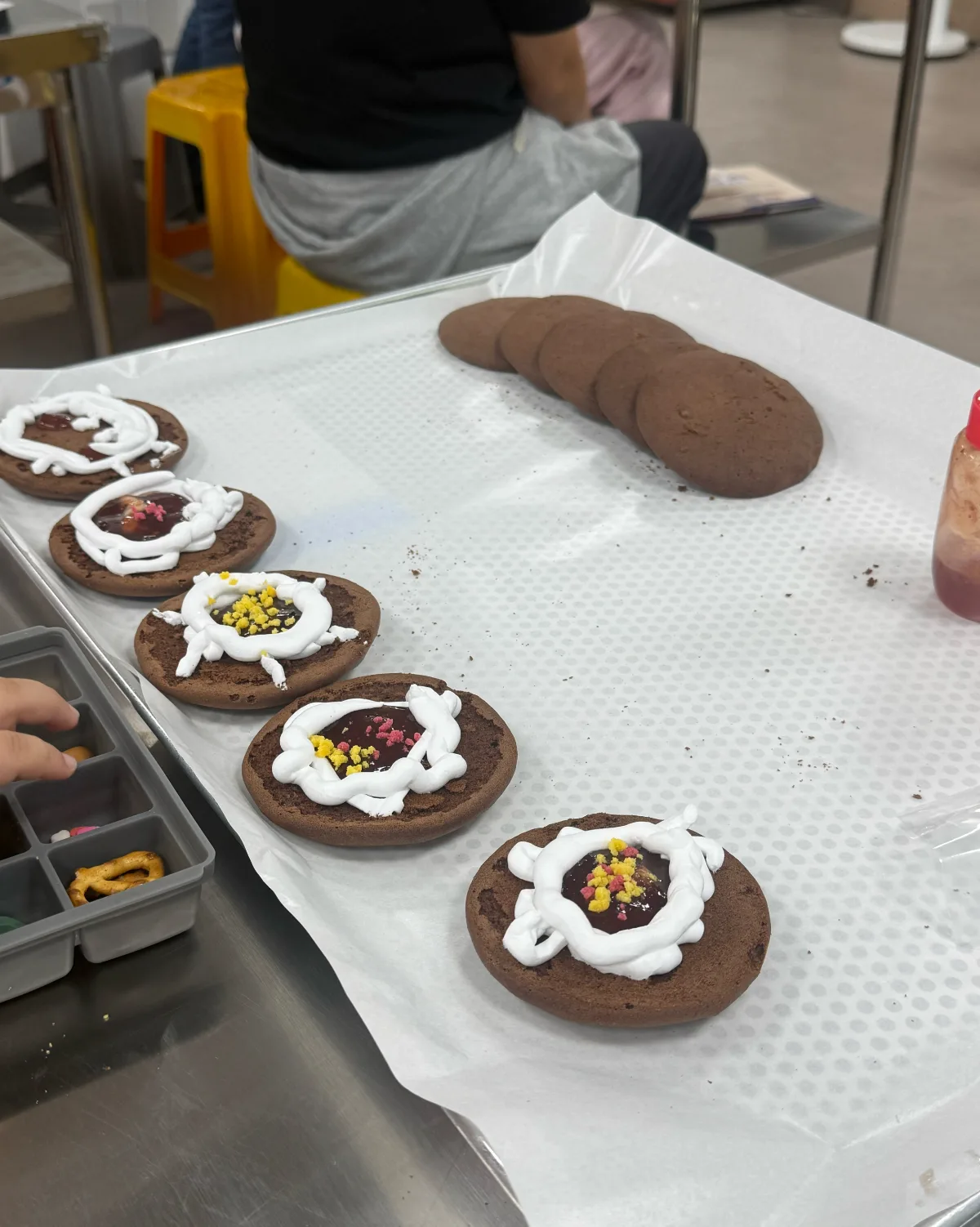 チョコ生地にクリームやトッピングをのせるベーキングクラス