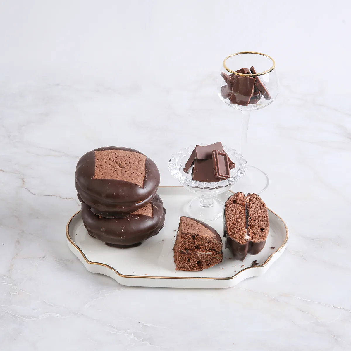 重ねたチョコパイと切り分けた断面