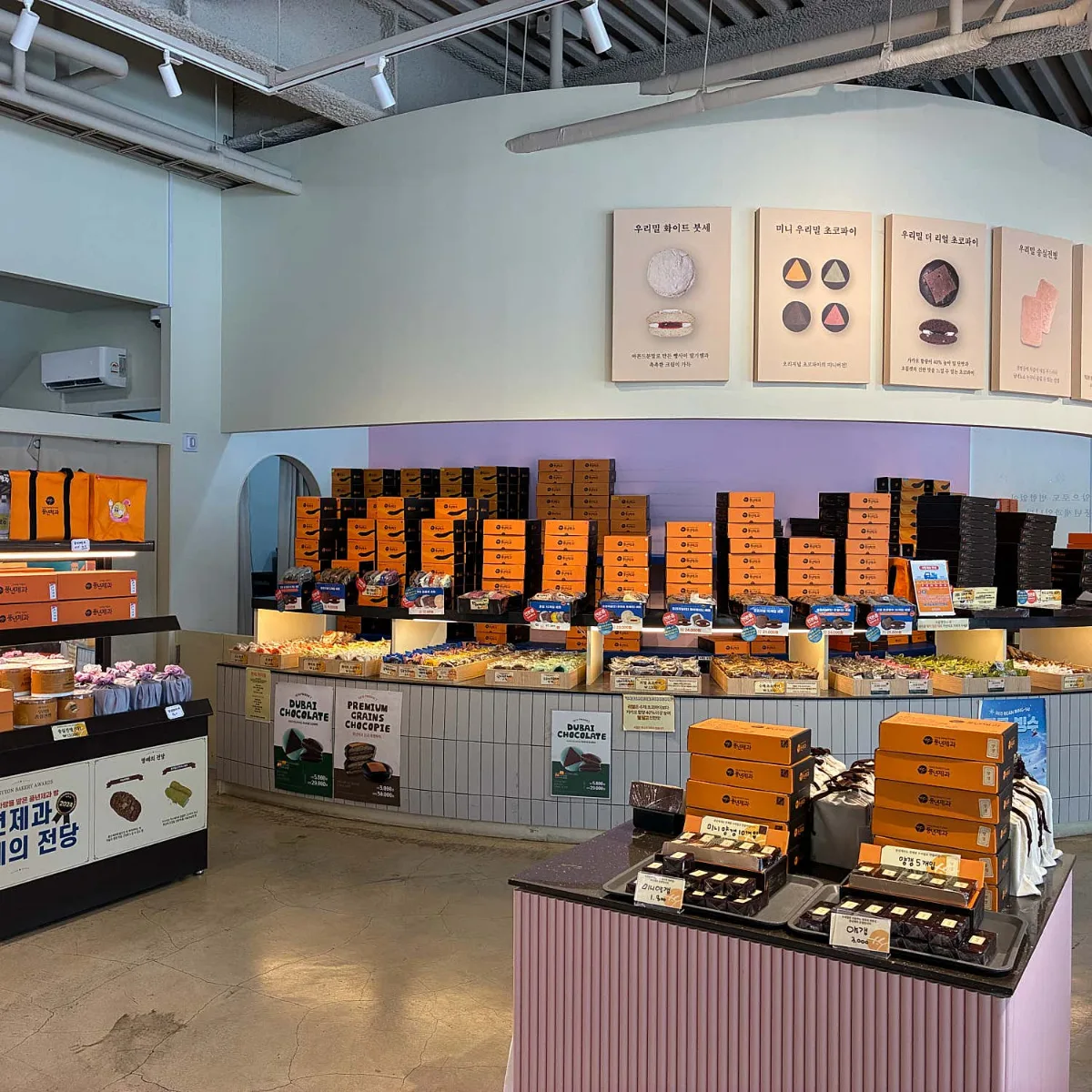 豊年製菓 本店 — チョコパイの箱が並ぶ本店の売り場