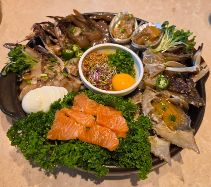海鮮のたれ漬け盛り合わせ定食（2人前から）