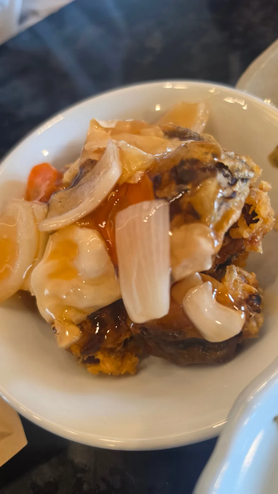 野菜入りのあんをかけた揚げ物