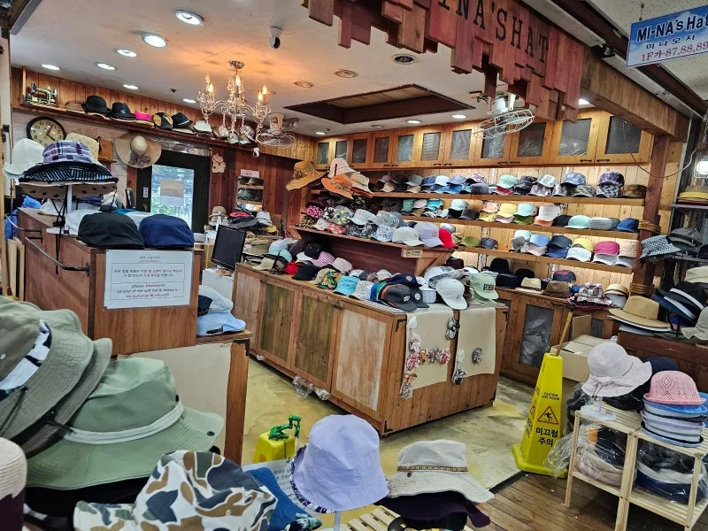 店内の棚に並ぶさまざまな帽子