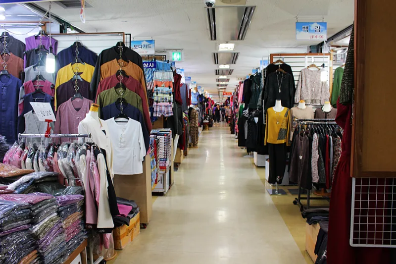 平和市場 — 衣料品店が並ぶ市場の通路
