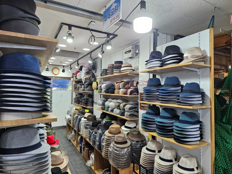 平和市場 — 棚に積まれた色とりどりの帽子