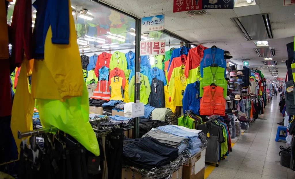 平和市場 — 色鮮やかな作業服が並ぶ店先