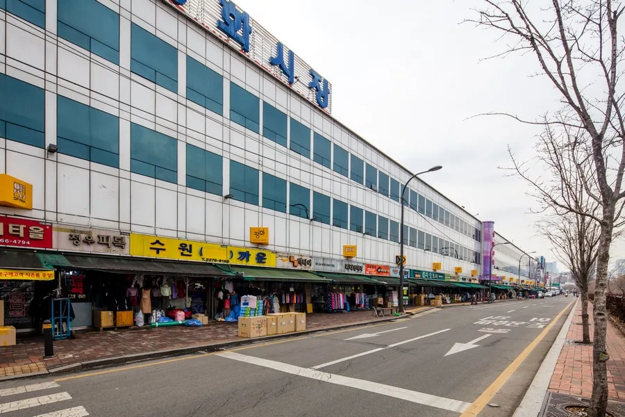 平和市場 — 通り沿いに長く続く平和市場の建物と店先