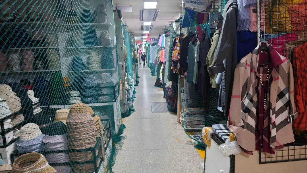 網がかけられ、閉まっている店も目立つ通路