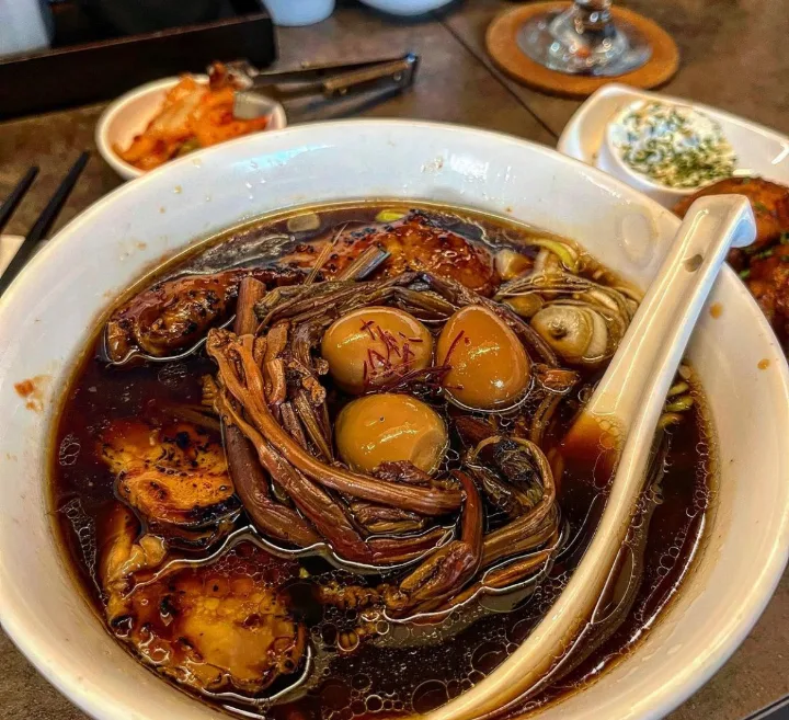 黒 ひよこラーメン