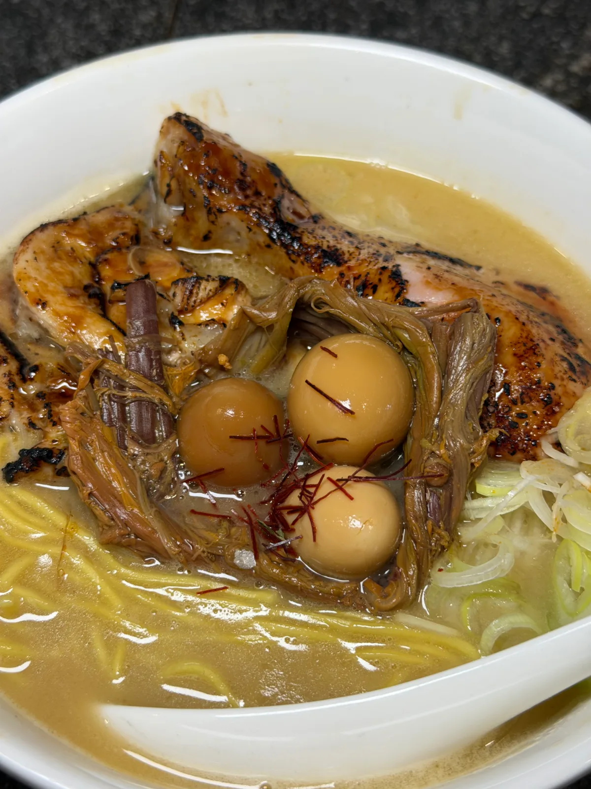 鶏もも肉と卵をのせた一杯