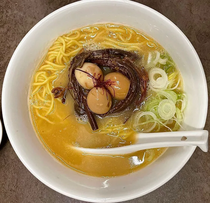 白 卵ラーメン