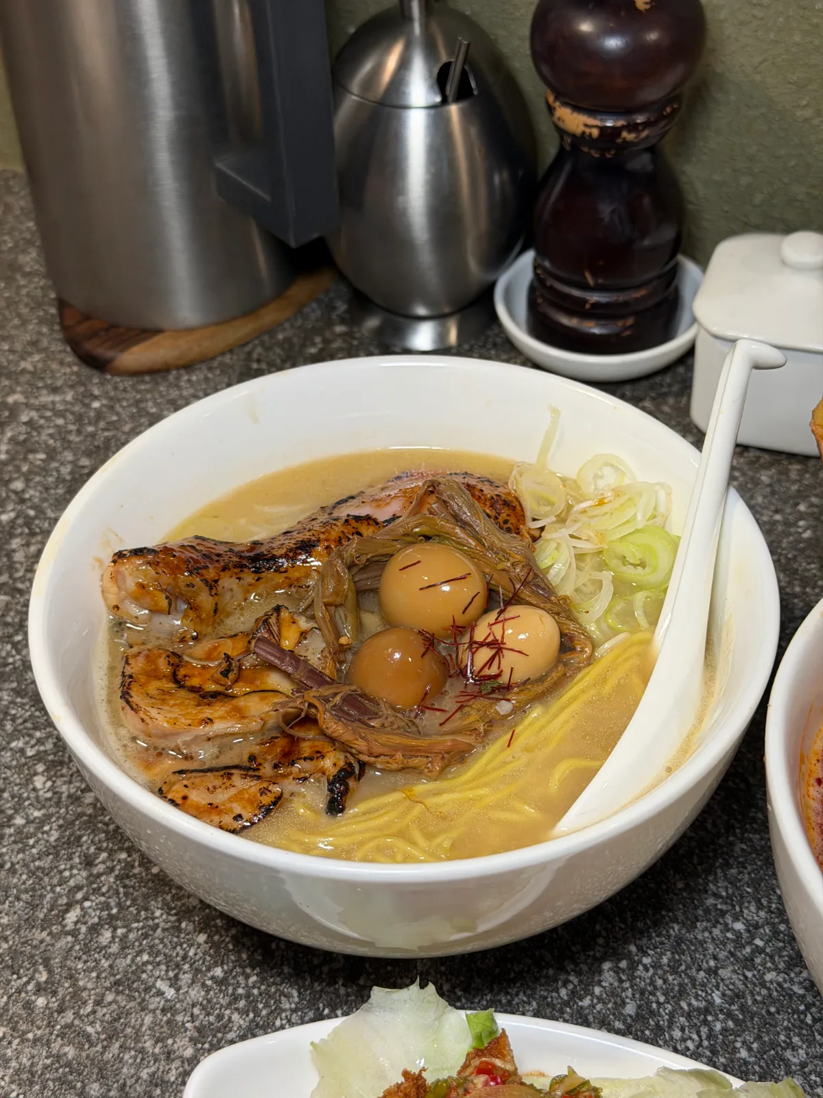 ラムラ 聖水店 — 鶏もも肉をのせた白いラーメン