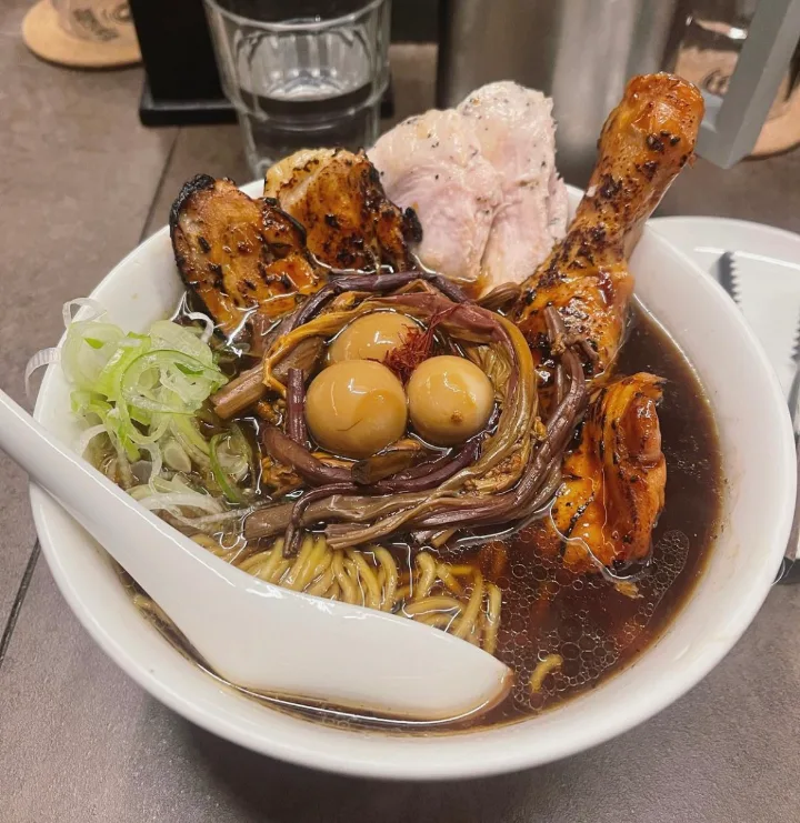 黒 鶏ラーメン